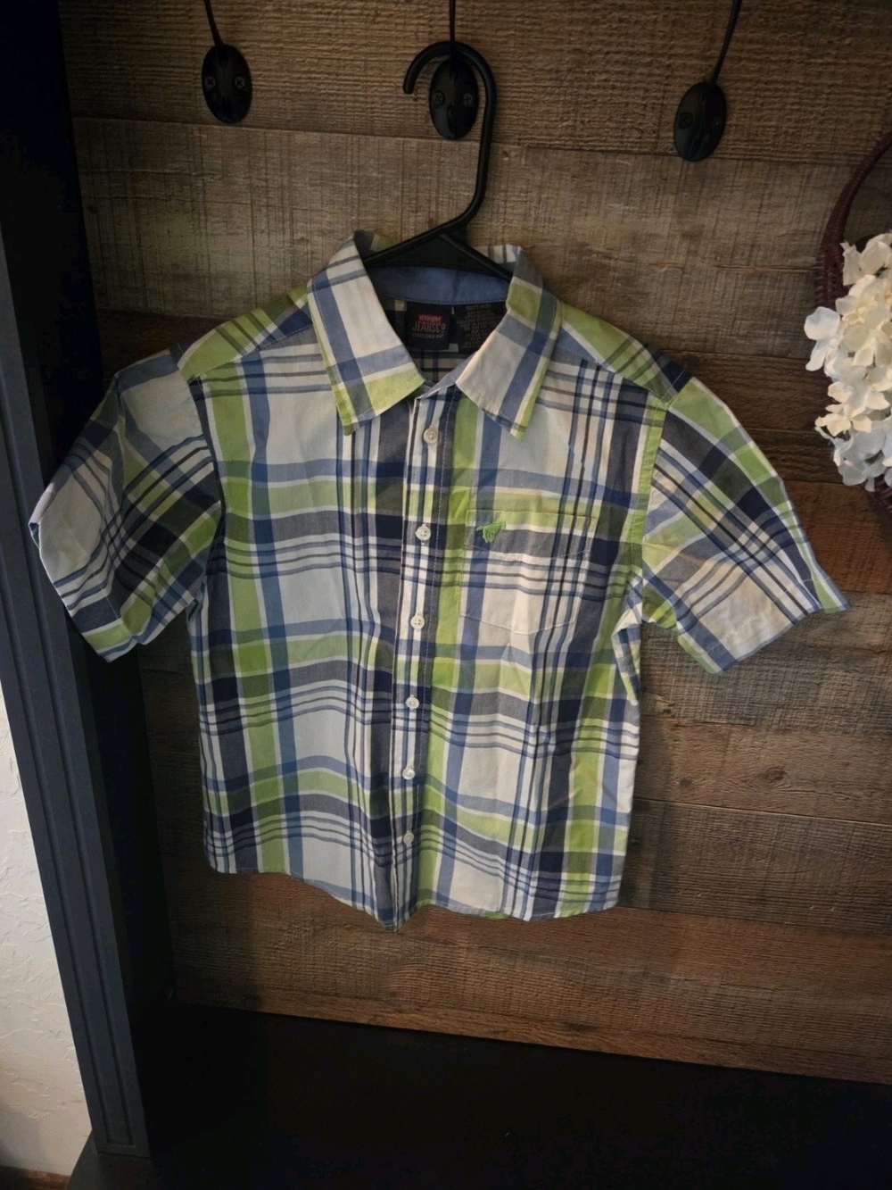 Wrangler boys' short sleeve button-up shirt Size 8
